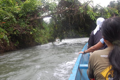 Another rapid. Robin knows this river very well. There was 1 bend that he steers toward the shallow beach and turn right.