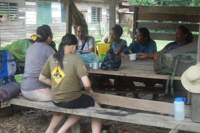 Sina brought warpped rice and some canned food for us. She told us lot of stories about the Penans, which families and names.