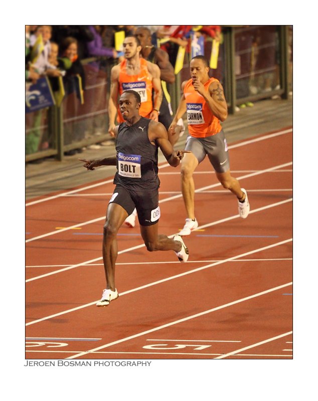 Usain Bolt wins the 200 metres in 19.57