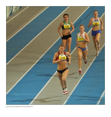 Van Leuveren leads
