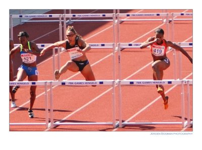 100 m hurdles, Lolo already leading