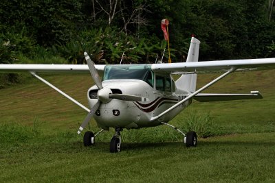 CESSNA - SAFE LANDING ON 300 METER JUNGLE AIR STRIP IN CORCOVADO   IMG_ 236