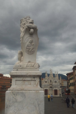 Bridge lion with the oratory of Santa Maria della Spina in the background