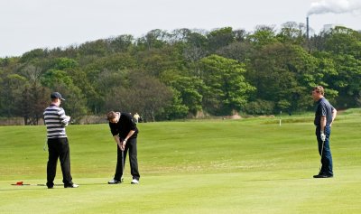 Alan putts at he 18th