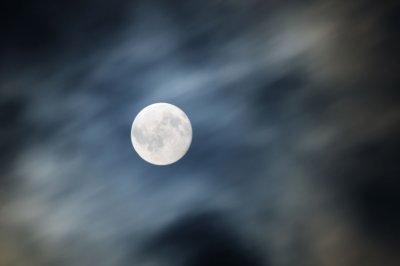 Lune de Moisson disparaissant derrire les nuages. Harvest Moon disapearring behind the clouds