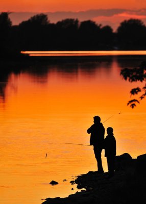 A la pêche avec papa. Fishing with dad.