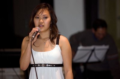 Ca si~ tre? va` cu~ng la` A' Ha^.u ba('c CA 2007 (con ga'i Cu'c Tra^`n) dang ha't giu'p vui DH