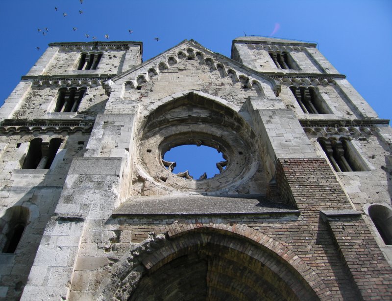 The Zsambek church from the front