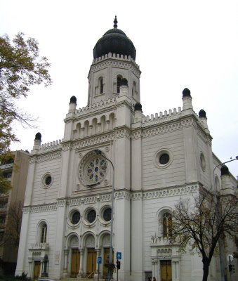 The former synagogue (built 1862-1871), which was devastated by the Germans in 1944 and restored in the 1970s.