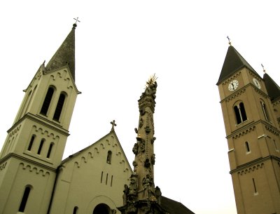 The Castle Hill area of the town is beautifully preserved. Here are the Franciscan church, Gizella chapel and Trinity statue.