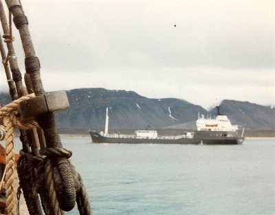 44AR Esso Bergen ved Isfjord radio.jpg