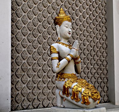 Wat Dokkam, angel offering a wai