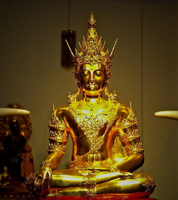 Image of the Buddha with a crown