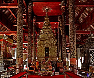 Altar in Wihan Luang (the large prayer hall)