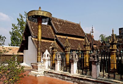 Small umbrella and back of Wihan Nam Tam