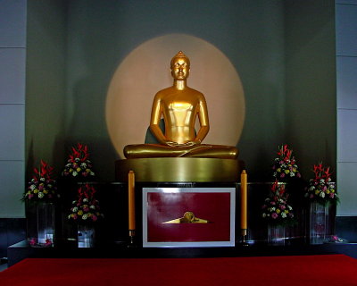 Wat Phra Dhammakaya, Buddha image