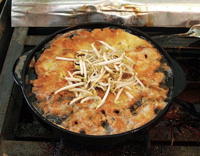 Oyster omelet (hoi malangpoo tord)