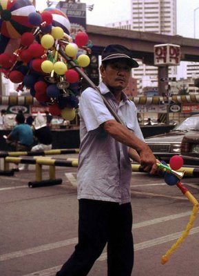 balloon vendor seoul station.jpg
