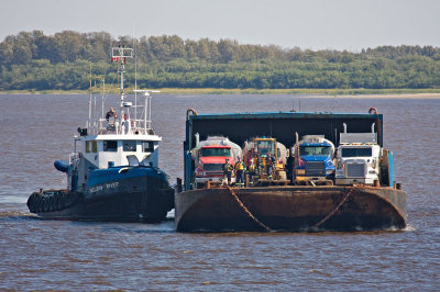 Tug Nelson River bringing barge into Moosonee