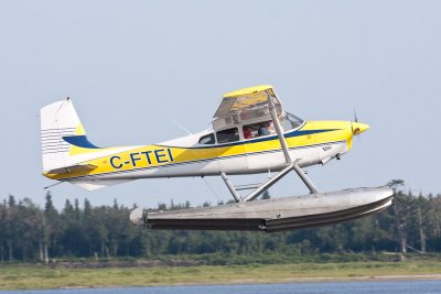 Cessna 180H C-FTEI taking off