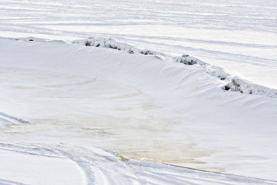 Tide mark or ice ridge caused by tide