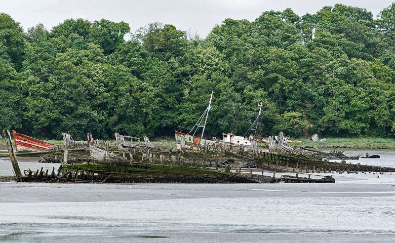 Le cimetire de bateaux de Kerhervy sur la rivire Le Blavet