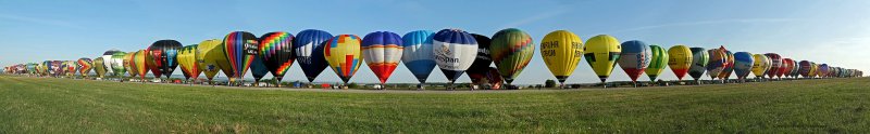 Panorama du record du monde 2009 du nombre de ballons en ligne : 329 ballons !