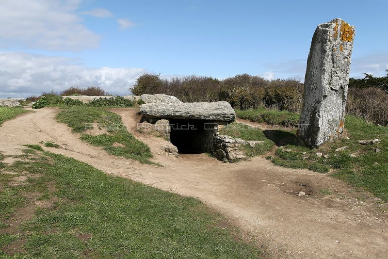 Promenade au dpart du dolmen des Pierres Plates prs de Locmariaquer