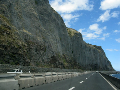 Dcouverte de la cte ouest de l'le de la Runion - La route littoral accroche  la falaise de basalte !