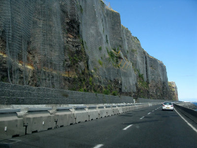 Dcouverte de la cte ouest de lle de la Runion - La route littoral accroche  la falaise de basalte !