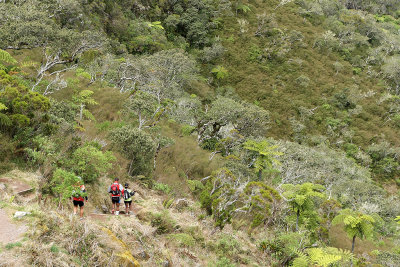 Trois jeune en train de courir pour descendre dans le cirque de Mafate