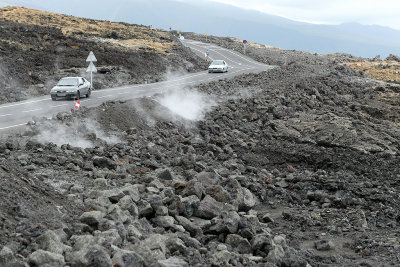 Ile de la Réunion - Sur la coulée de lave d'avril 2007, toujours chaude et fumante !