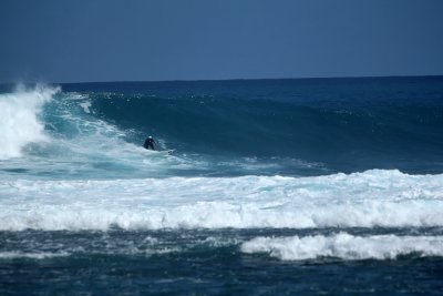Surf sur la plus fameuse vague de la Runion la gauche de Saint-Leu
