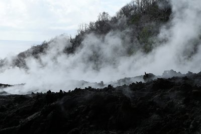 Sur la coulée de lave d'avril 2007, après une nuit pluvieuse la coulée de lave est encore plus fumante !