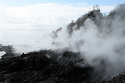 Sur la coulée de lave d'avril 2007, après une nuit pluvieuse la coulée de lave est encore plus fumante !