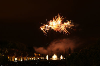 Feu d'artifice dans le parc du chteau de Versailles  l'occasion des Grandes Eaux Nocturnes