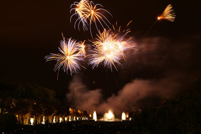 Feu d'artifice dans le parc du chteau de Versailles  l'occasion des Grandes Eaux Nocturnes