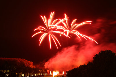 Feu d'artifice dans le parc du chteau de Versailles  l'occasion des Grandes Eaux Nocturnes