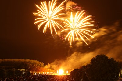 Feu d'artifice dans le parc du chteau de Versailles  l'occasion des Grandes Eaux Nocturnes