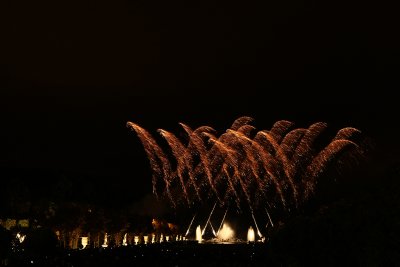 Feu d'artifice dans le parc du chteau de Versailles  l'occasion des Grandes Eaux Nocturnes