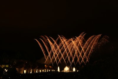 Feu d'artifice dans le parc du chteau de Versailles  l'occasion des Grandes Eaux Nocturnes