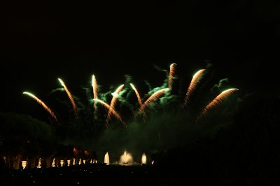 Feu d'artifice dans le parc du chteau de Versailles  l'occasion des Grandes Eaux Nocturnes