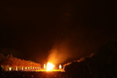 Feu d'artifice dans le parc du chteau de Versailles  l'occasion des Grandes Eaux Nocturnes