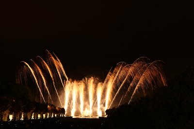 Feu d'artifice dans le parc du chteau de Versailles  l'occasion des Grandes Eaux Nocturnes