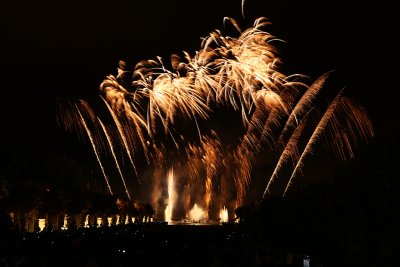 Feu d'artifice dans le parc du chteau de Versailles  l'occasion des Grandes Eaux Nocturnes