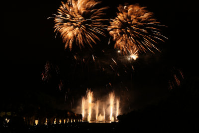 Feu d'artifice dans le parc du chteau de Versailles  l'occasion des Grandes Eaux Nocturnes