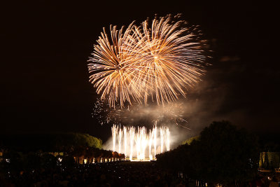 Feu d'artifice dans le parc du chteau de Versailles  l'occasion des Grandes Eaux Nocturnes