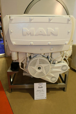 Un moteur V12 de 1.800 CV de la marque MAN (prs de 200.000 Euros)
