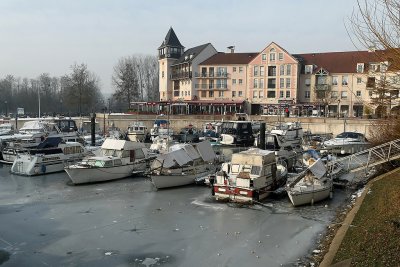 Port-Cergy et lOise pris par les glaces en janvier 2009