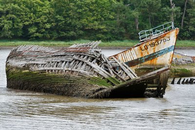 Le cimetire de bateaux de Kerhervy sur la rivire Le Blavet